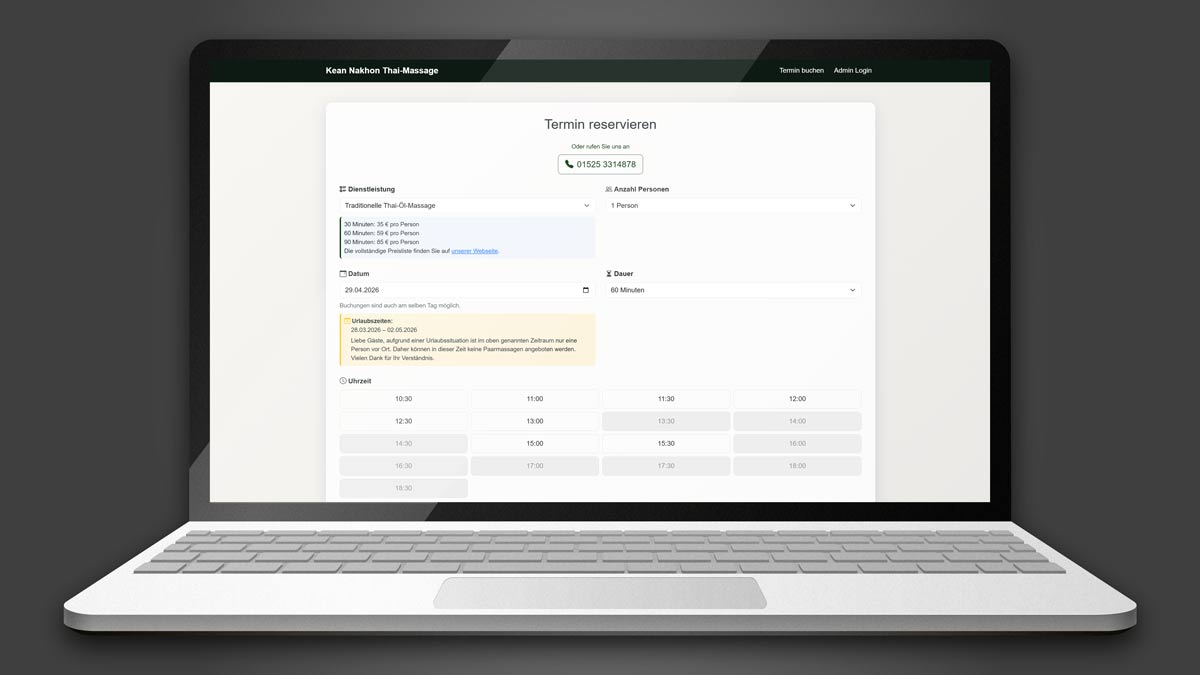 Laptop zeigt das selbst programmierte Online-Terminbuchungssystem der Kean Nakhon Thai-Massage in Geesthacht mit benutzerfreundlichen Dropdowns für Dienstleistung, Personenanzahl und flexibler Datum- und Uhrzeitwahl.